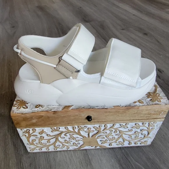 UGG LA Cloud Strap Sandal - Picture 2 of 9